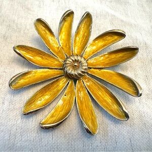 Radiant Vintage Yellow Enamel Daisy Gold-Toned Brooch